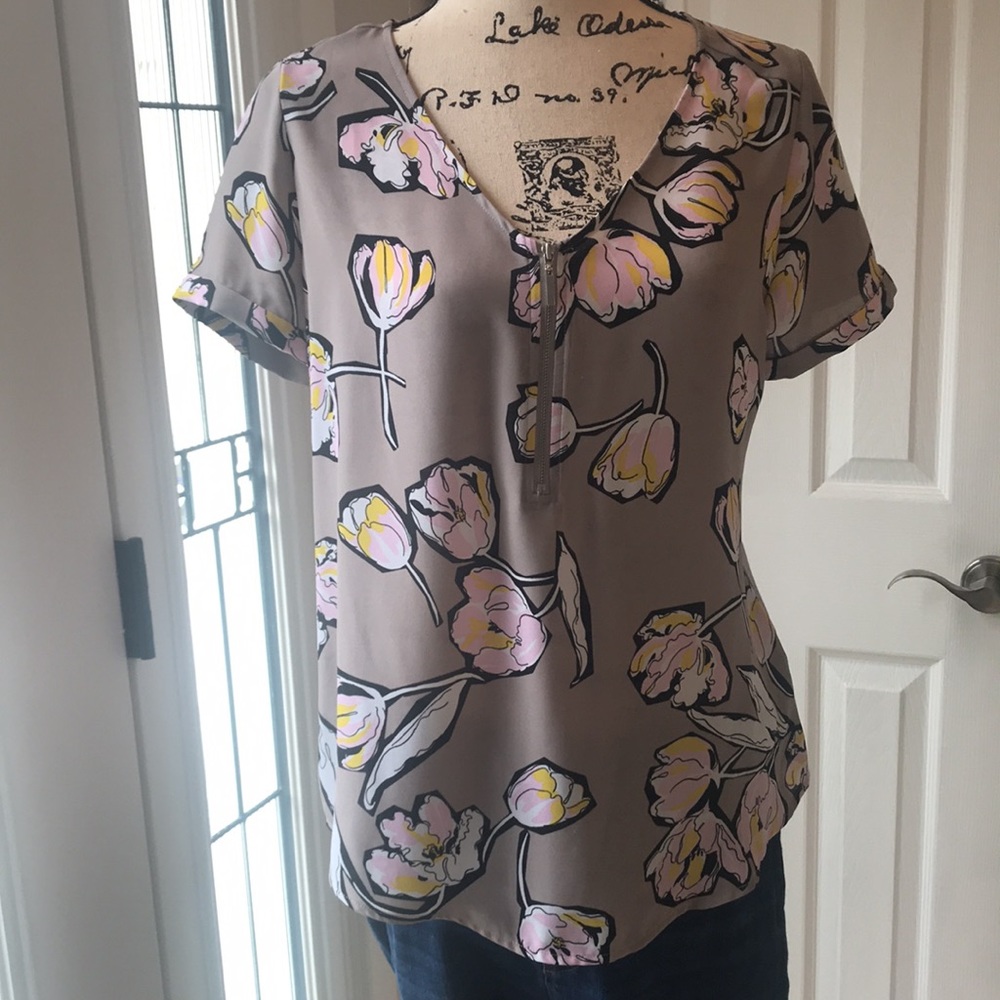 APT 9 t-shirt floral blouse zipper front
